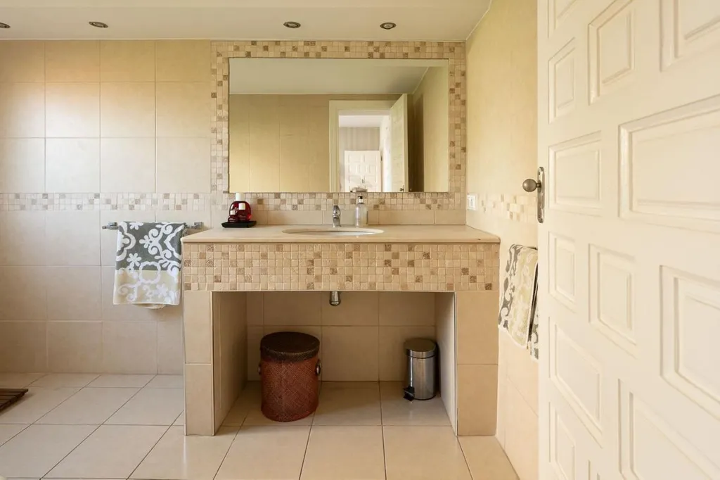 Salles de bain - Detached Villa with Private Pool in Río Real, Marbella