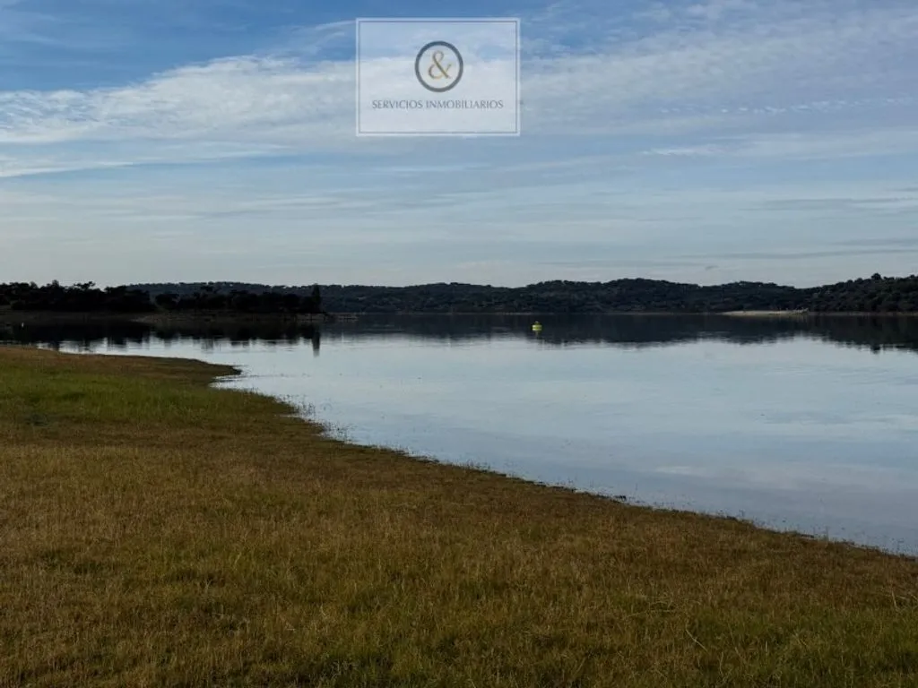 Aed - Villa with Coastal Access in Cheles, Extremadura