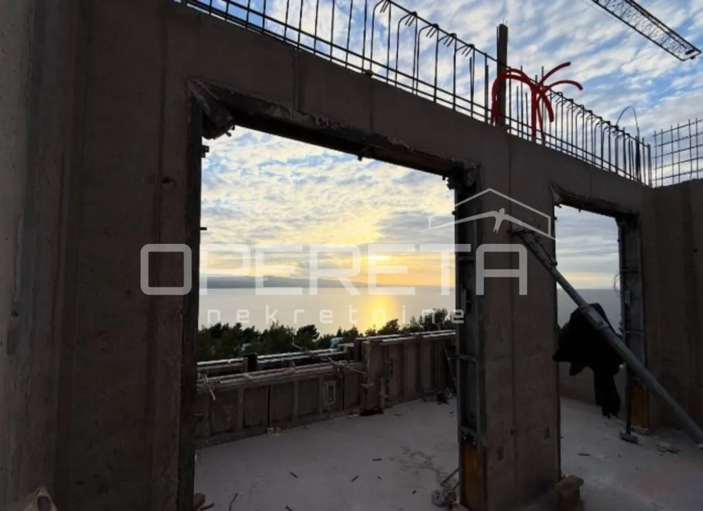 Pièces - Spacious Two-Bedroom Apartment with Balcony in Omiš