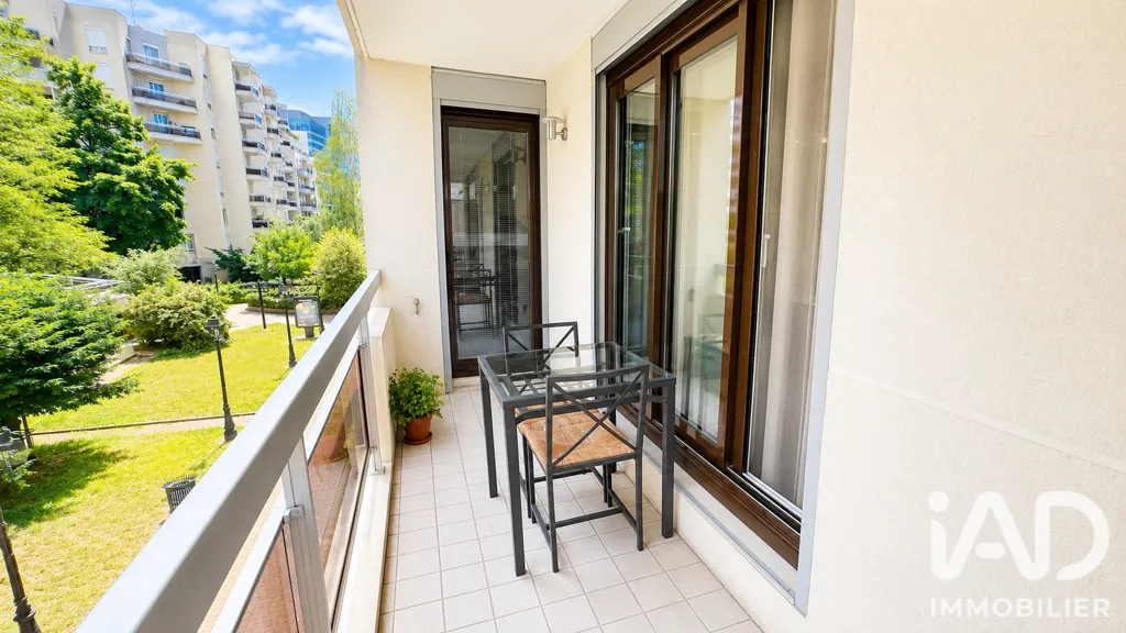 Rõdu - 3-Piece Apartment with Balcony in Courbevoie