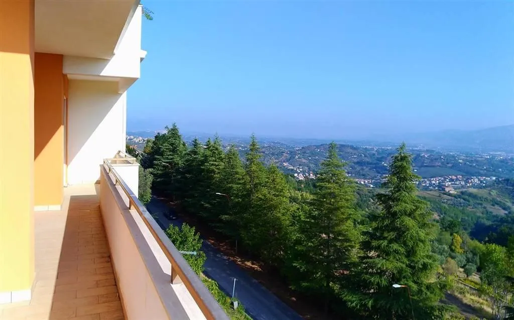 Balcon - Spacious Apartment with Balcony in Castrolibero