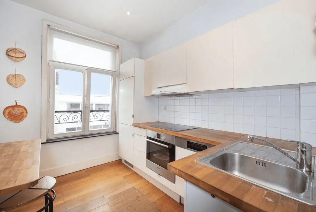 Köök - Light-Filled Apartment with Garden in Elsene