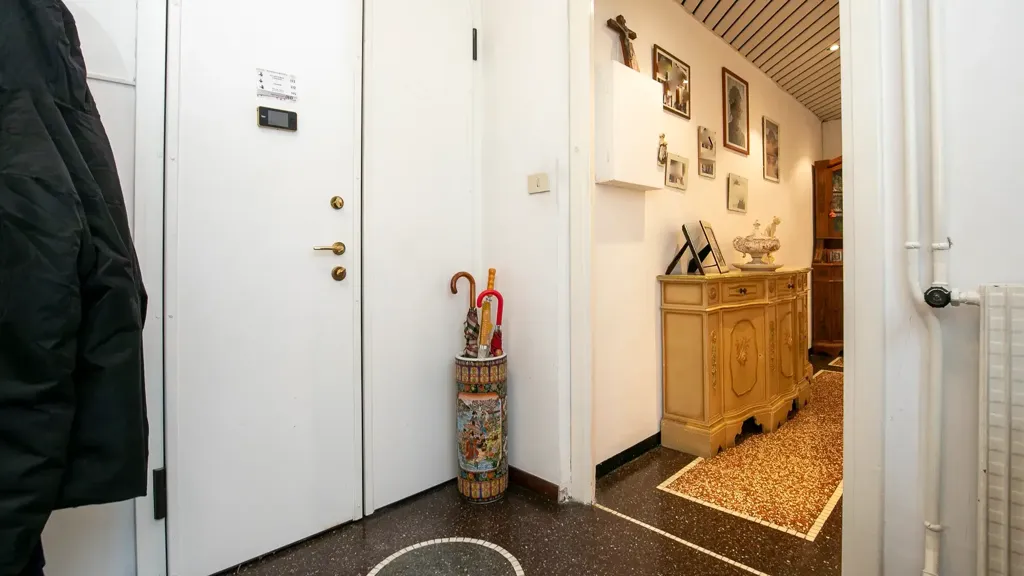 Esik - Central Apartment with Balcony in Genoa