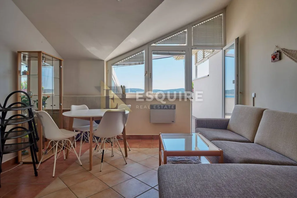 Elutuba - Seafront Apartment with Terrace in Turanj