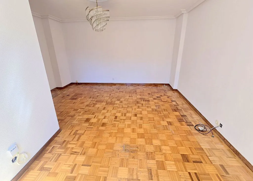 Toad - 3-Bedroom Flat with Garage in El Llano, Gijón