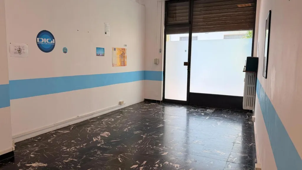 Entrée - Commercial Space with Private Parking in Turin