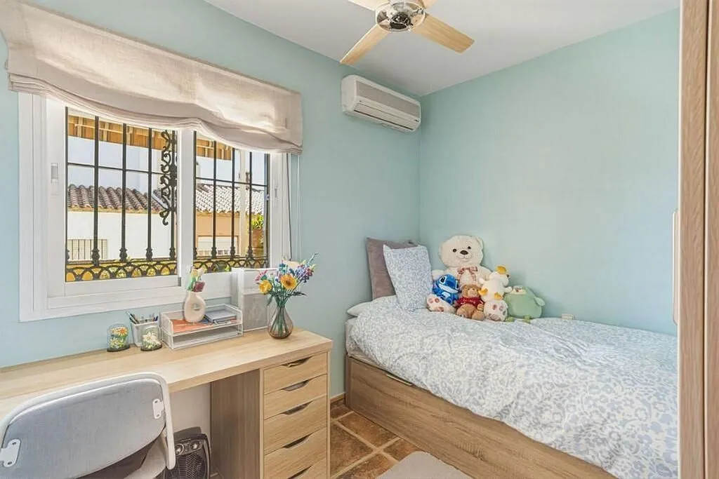 Chambres - Corner Semi-detached with Pool in Las Lagunas