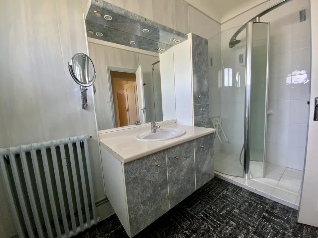 Salles de bain - Maison Familiale avec Hangar à Calignac