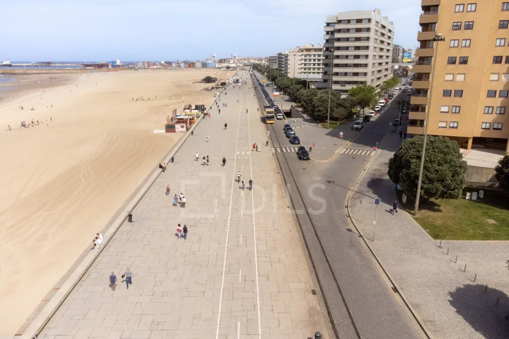 Luxury 2-Bedroom Flat with Balcony in Matosinhos