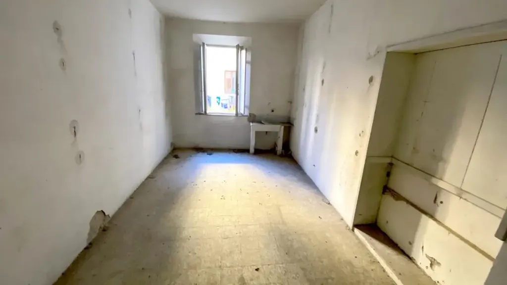 Rooms - Restoration-Ready Apartment with Terrace in Pontedera
