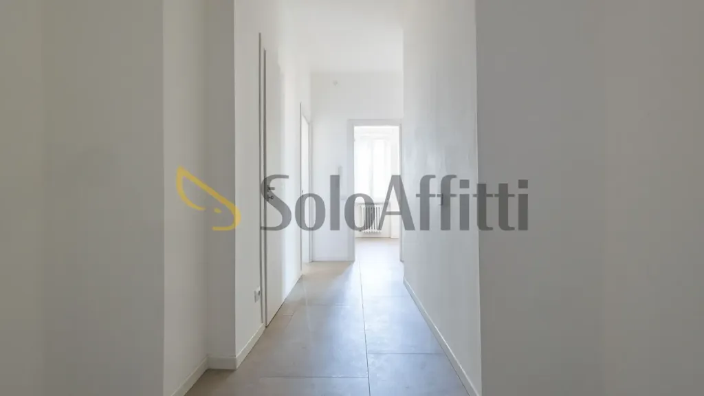 Esik - Modernised 2-Bed Flat with Balcony in Lainate