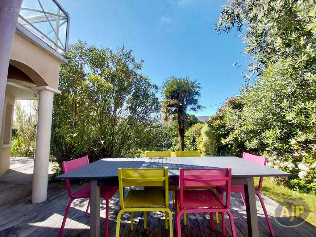 Terrasse - Villa d'Architecte avec Jardin à Saint-Marc-sur-Mer