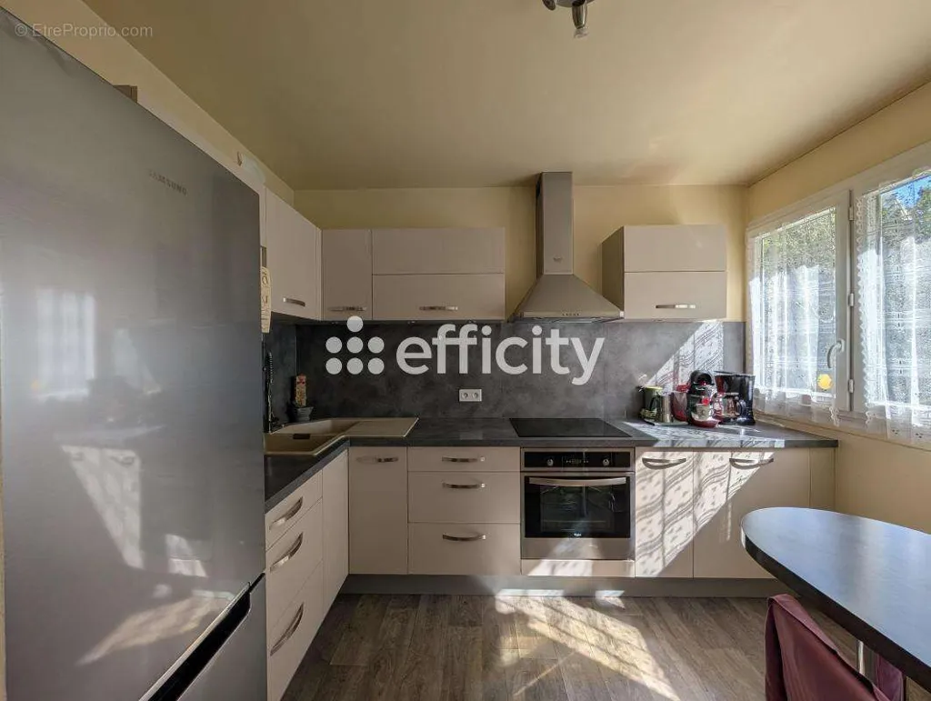 Cuisine - Appartement avec Jardin et Terrasse au Calme à Ormesson