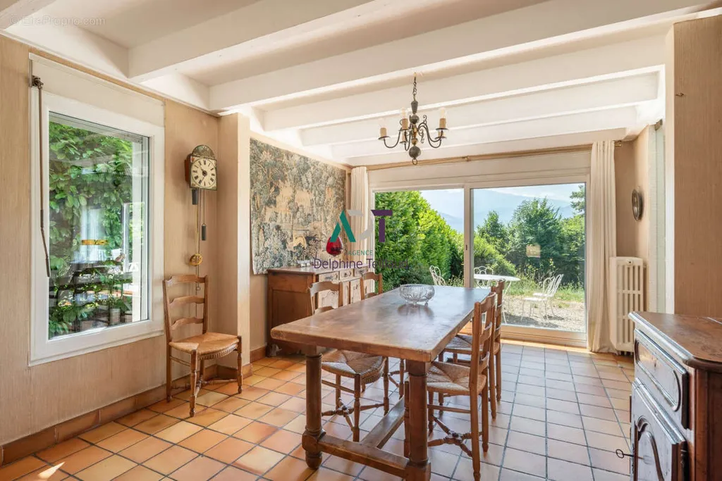 Salle à manger - Maison d'Architecte avec Piscine à Saint-Ismier