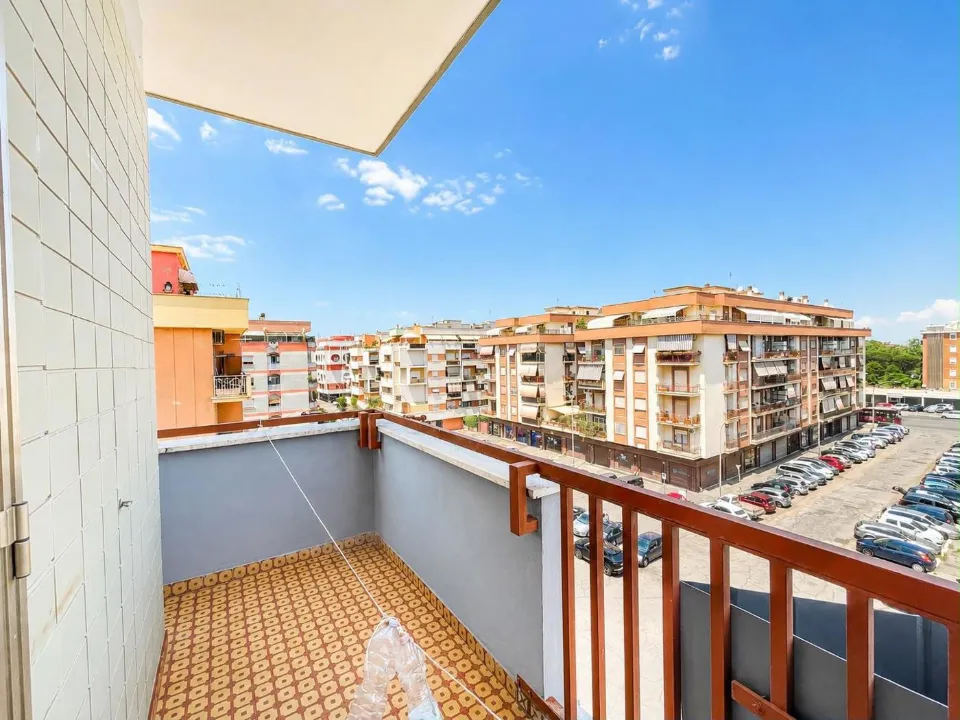 Balcon - Spacious Apartment with Open View in Rome
