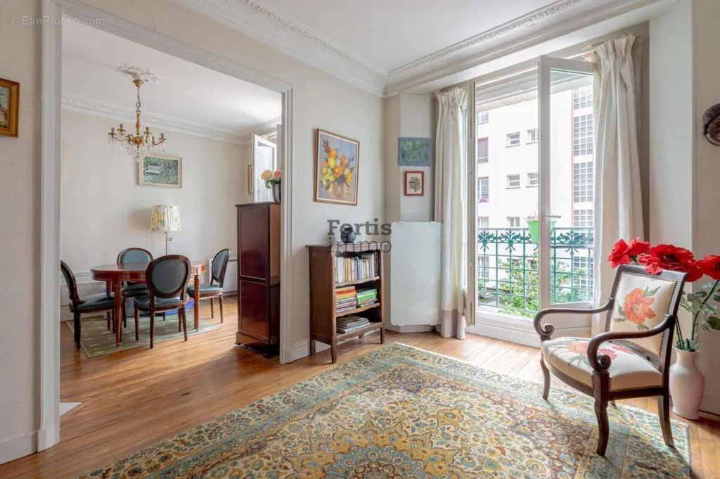 3-toaline maja asukohas Paris-13e
