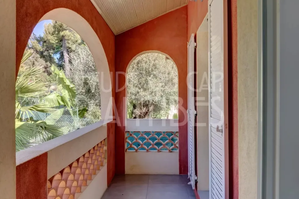 Terrasse - Villa Luxueuse avec Piscine à Antibes