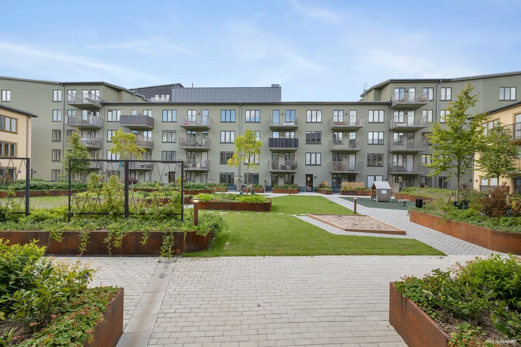 Garden - 2-Bedroom Apartment with Balcony in Bromstensstaden