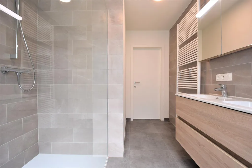 Vannitoad - Bright Apartment with Balcony in Gent