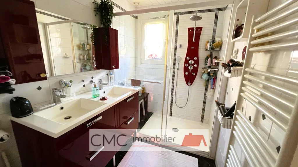 Salles de bain - Maison Charmante avec Jardin à Luisant
