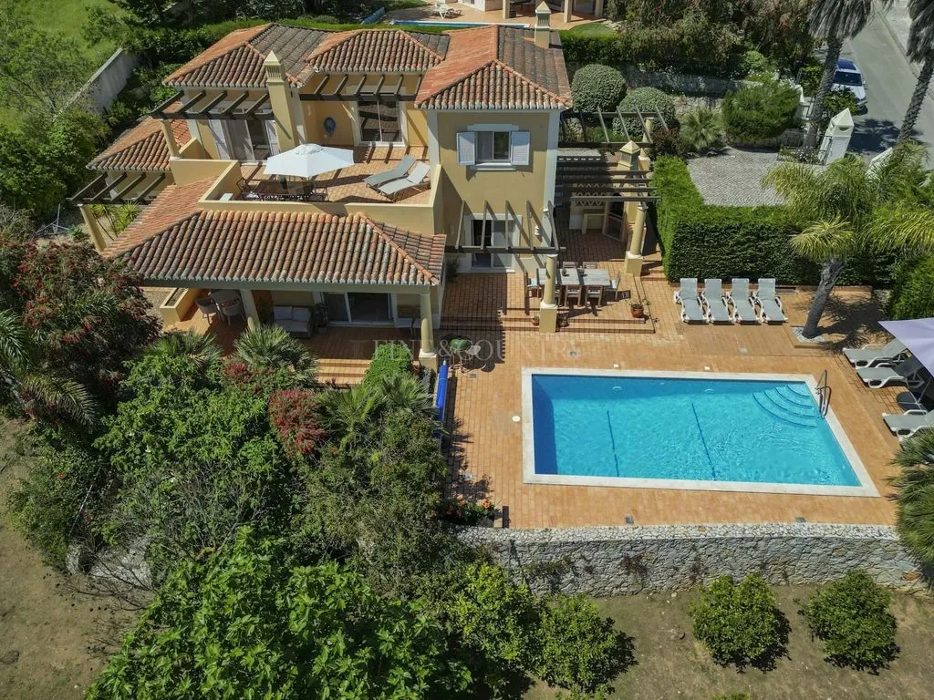 Õhuvaade - Luxury Villa with Golf Views in Estômbar
