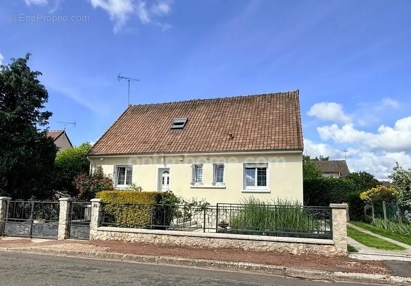 Välivaade - House with Full Basement and Garden in Nangis