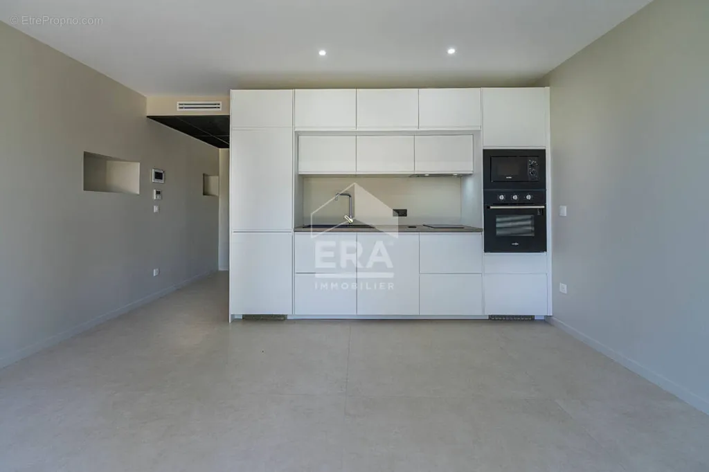Modern Studio in Mésigny with Private Parking