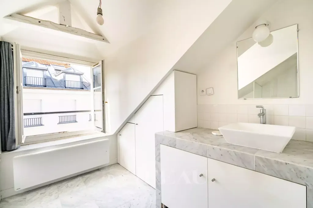 Salles de bain - Penthouse lumineux avec interphone à Paris 6ème