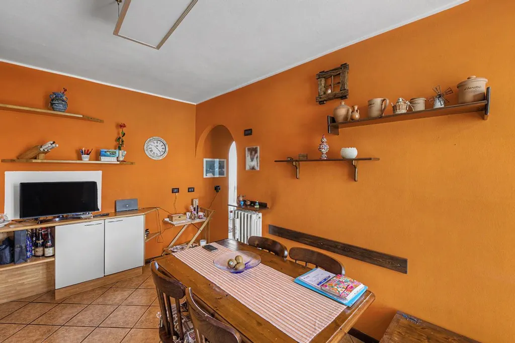 Söögituba - Multi-Level Apartment with Mansard in Luino
