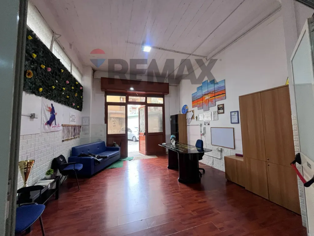 Entrée - Commercial Space with Reception in Soccavo, Naples