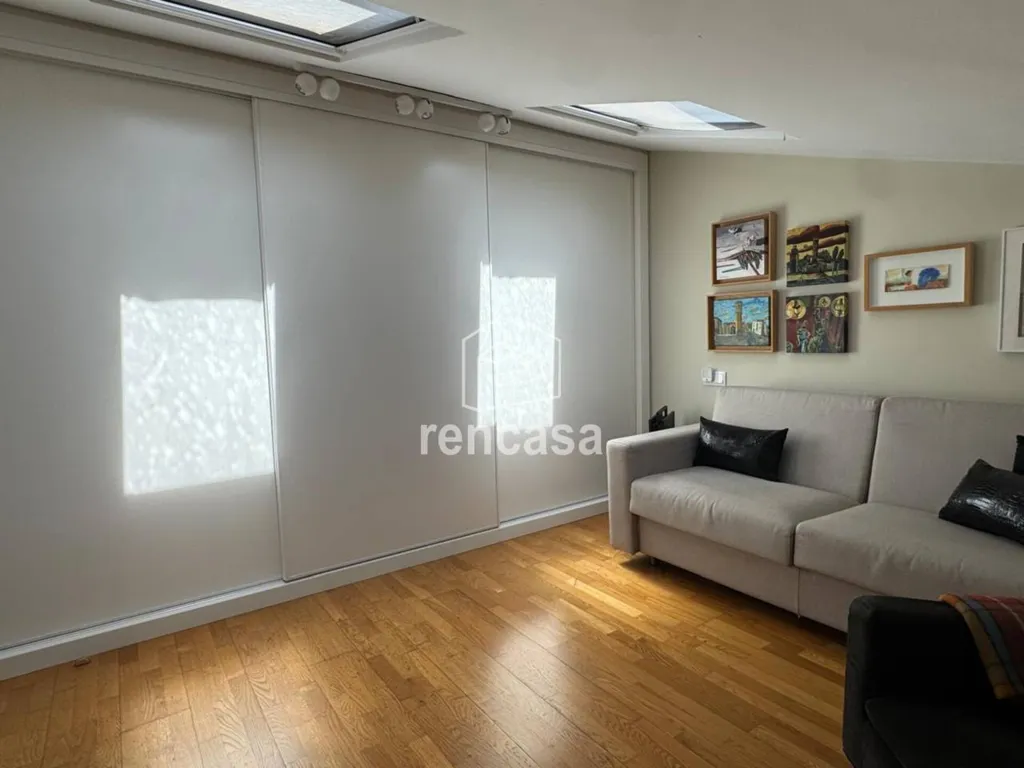Elutuba - South-Facing Duplex Apartment with Balcony in Prat de la Riba