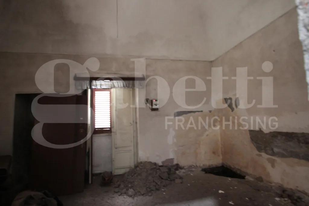 Toad - Villa to Renovate with Garden in Mascalucia