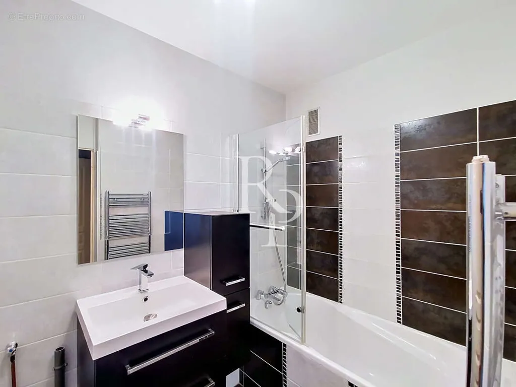 Vannitoad - 3-Bed Apartment with Balcony in Green Park