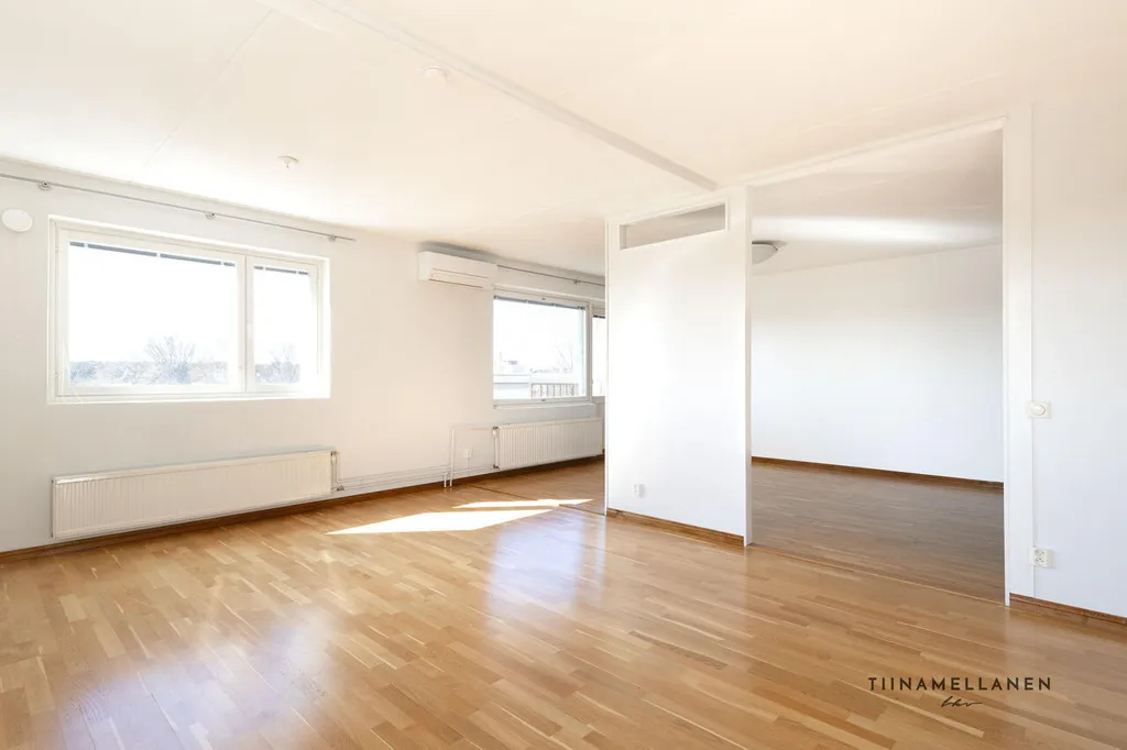 Elutuba - Spacious Corner Apartment with Balcony in Canal Area
