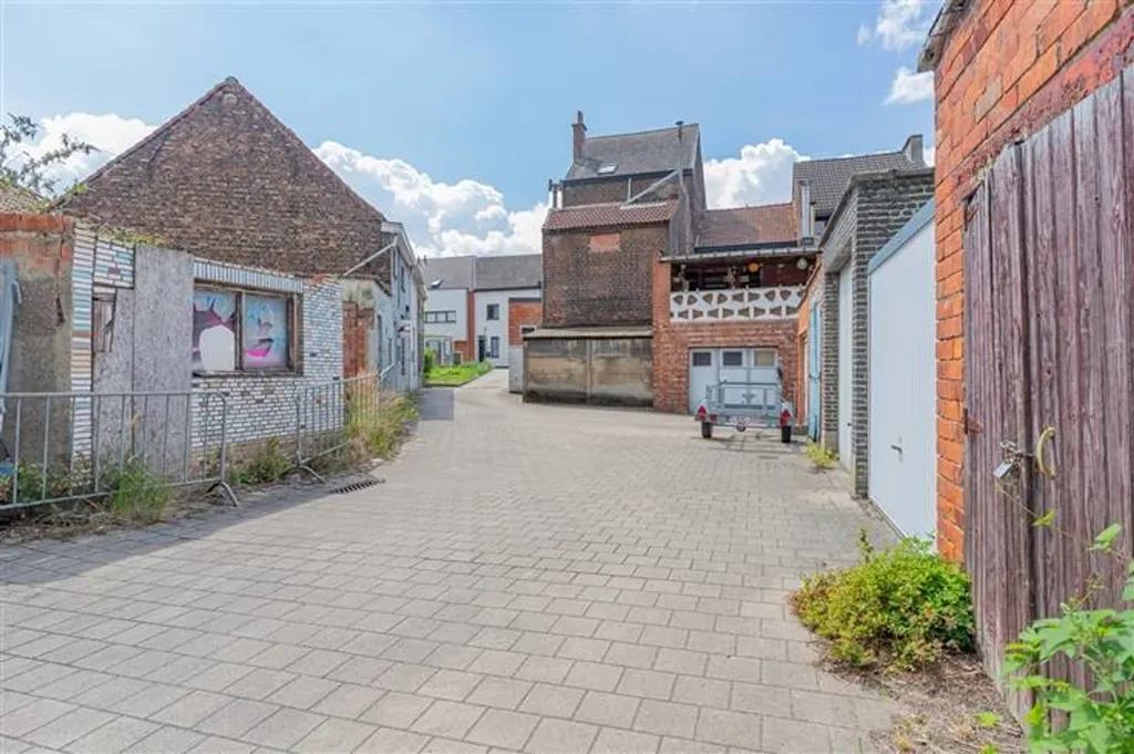 Exterior - One-Bedroom Apartment with Garage in Boom