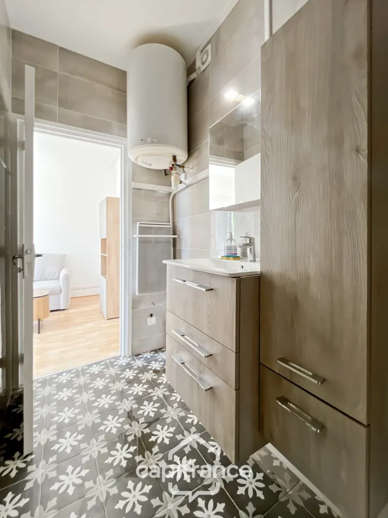 Salles de bain - Appartement Meublé 2 Pièces, Avenue Victor Hugo, Saint-Maur-des-Fossés