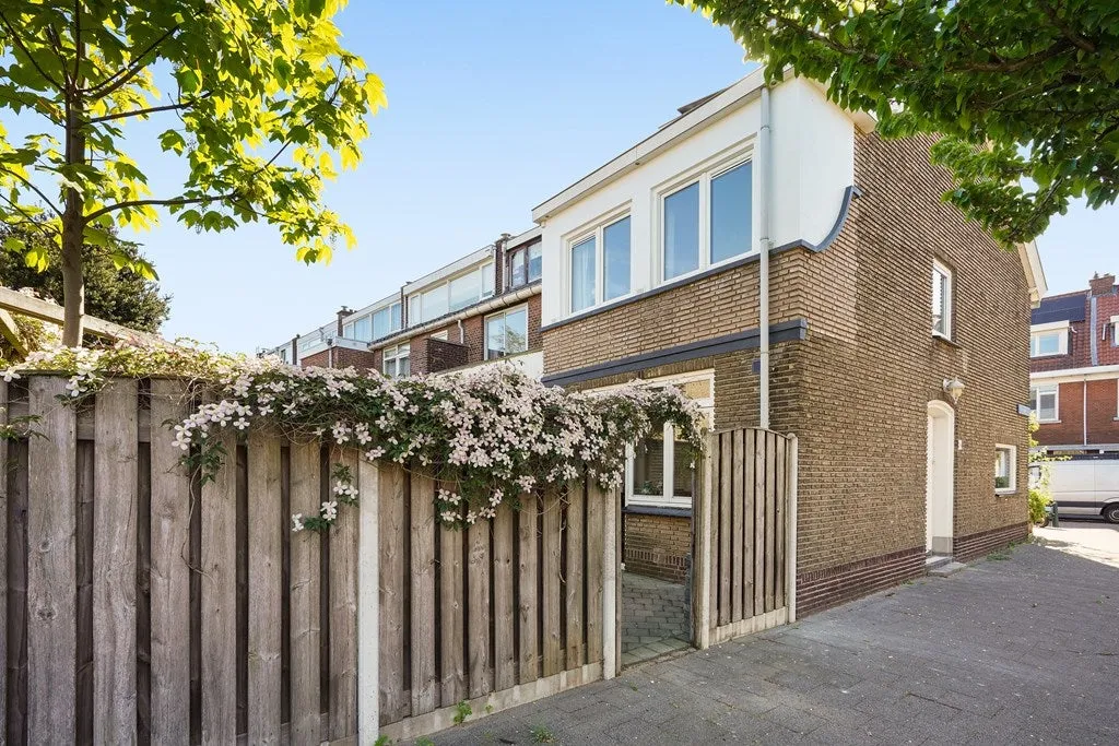4-toaline maja asukohas Den Haag