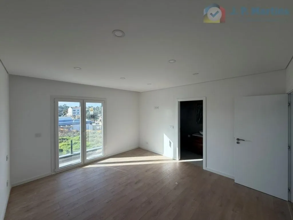 Pièces - Luxury Detached House with Pool in Seixal