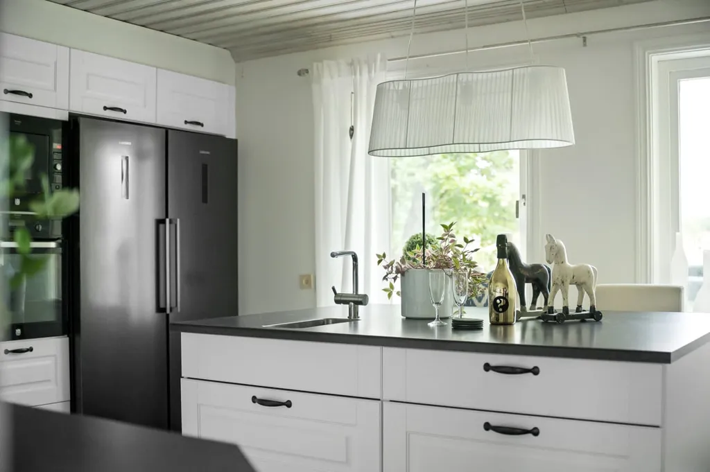 Cuisine - Charming Villa with Garden in Lantligt Setting