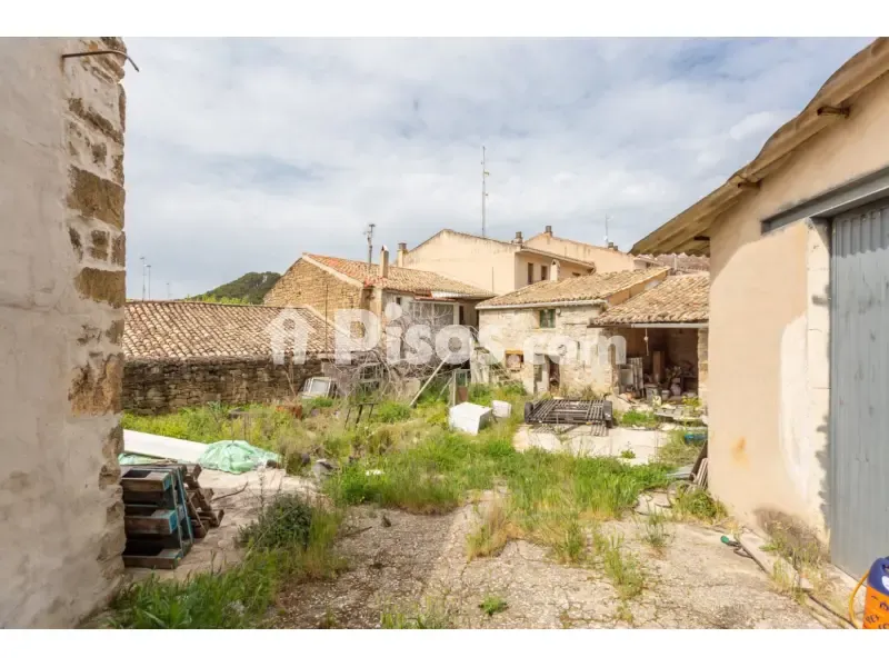 Garden - Mixed-Use Property with Dual Access in Tafalla