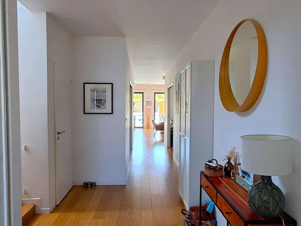 Entrée - Maison Contemporaine avec Piscine à Saint-Priest