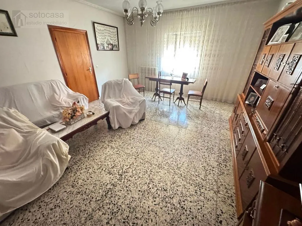 Elutuba - Six-Bedroom House with Large Plot in Renedo de Esgueva