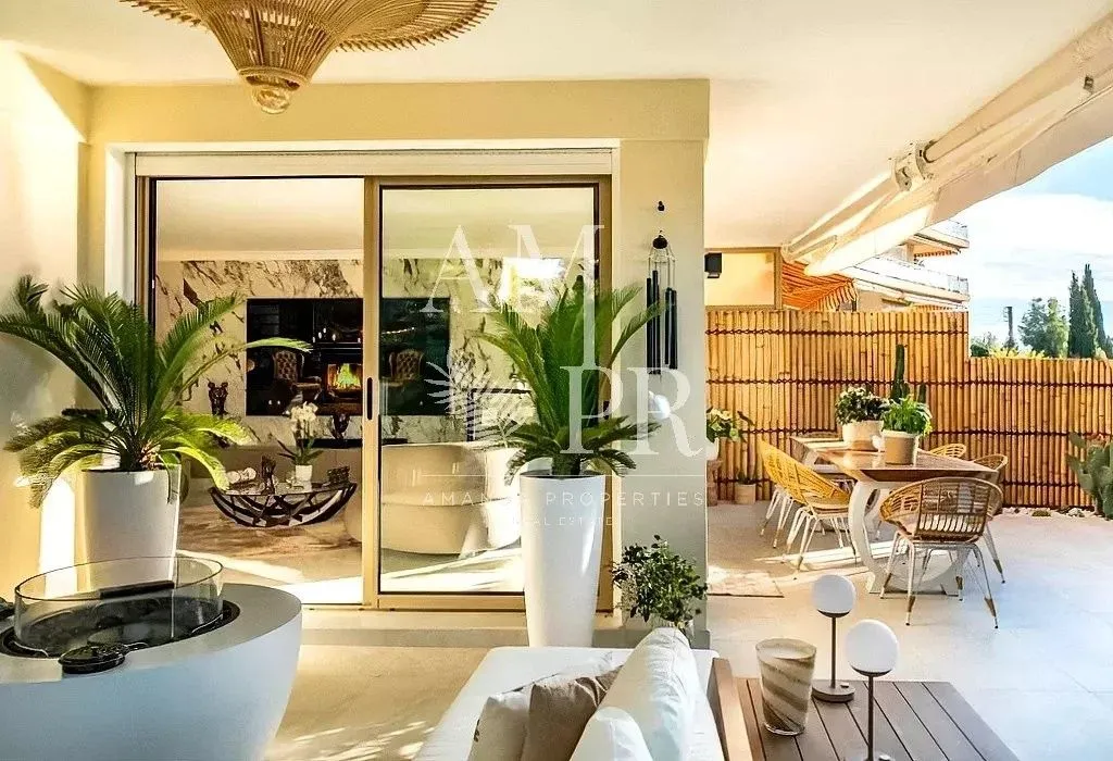 Terrace - Luxury Flat with Sea View in Le Cannet