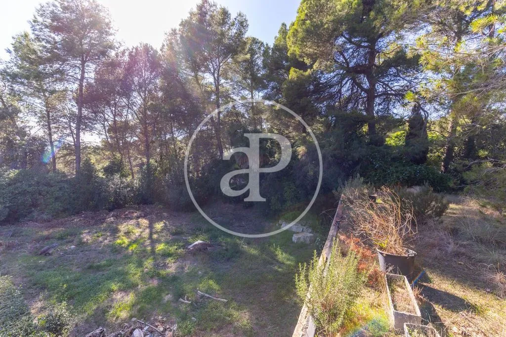 Jardin - Urban Plot with Elevated Views in Bellaterra