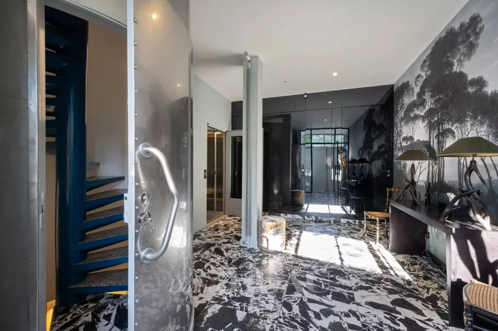 Esik - Luxury 10-Room House with Pool in Paris 20ème