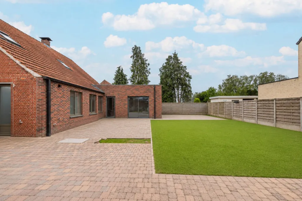 Aed - Spacious House on Corner Plot near Dutch Border