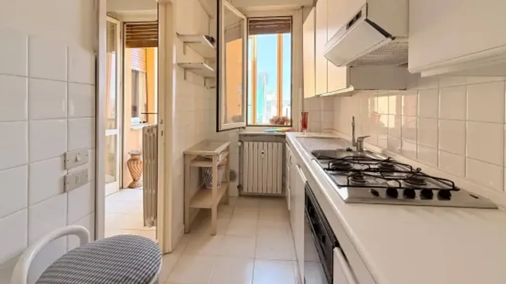 Cuisine - Panoramic Apartment with Balcony in Voghera Centre