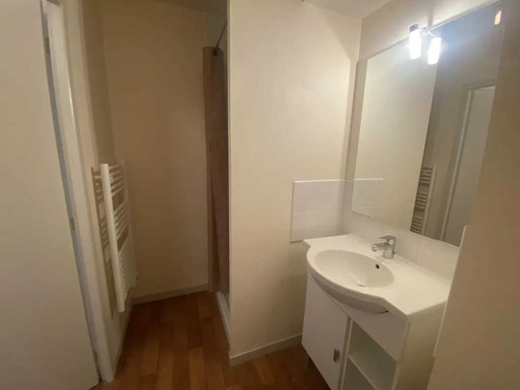 Salles de bain - Studio dans Copropriété Récente à Grenoble