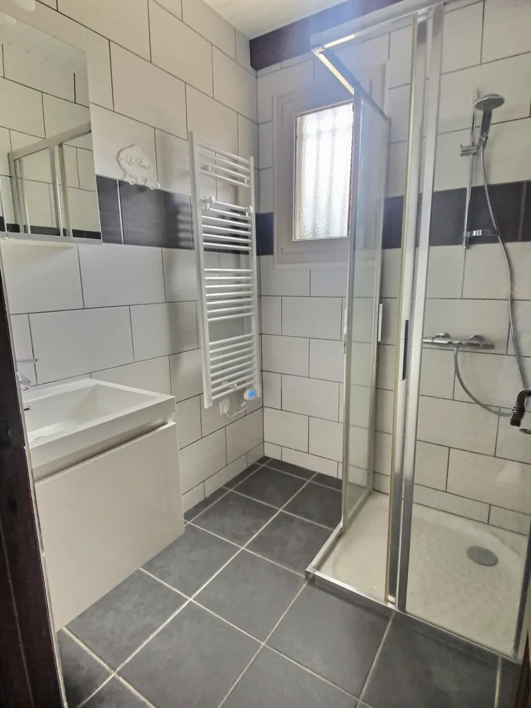 Vannitoad - Renovated House with Terrace in Le Cendre