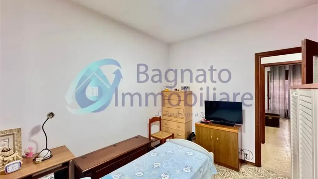 Chambres - Three-Bedroom Apartment with Balcony in Novara